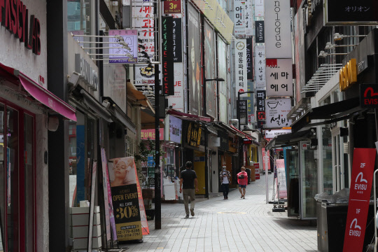 11일 서울 명동거리가 점심시간 임에도 한산하다. 정부는 수도권에 시행 중인 강화된 사회적 거리두기 2단계 즉, '2.5단계' 조처의 종료 또는 재연장 여부를 주말께 결론 내리기로 했다.  [연합뉴스]